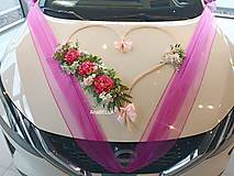 Ružová výzdoba na auto