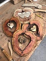 Dekorácie - Srdce v drevenom objatí - 15697312_