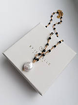 Náhrdelníky - Penelope - náhrdelník v štýle ruženca s perlou a spinelom - 15699421_