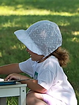 Detské čiapky - Letný detský čepček Nela biely s riaseným šiltom - 15702406_