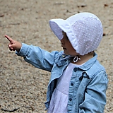 Detské čiapky - Letný detský čepček Nela biely s riaseným šiltom - 15702408_