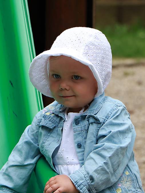 Letný detský čepček Nela biely s riaseným šiltom