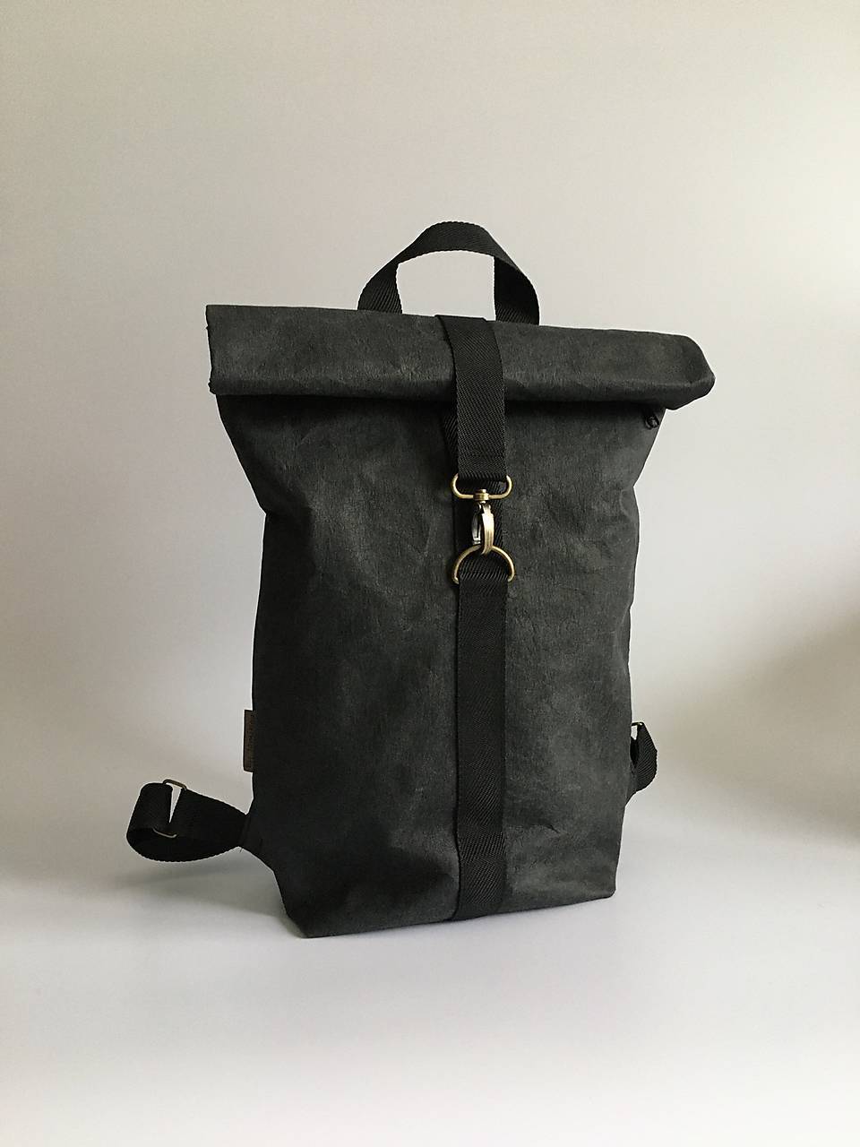 Batoh Roll top čierny zo SnapPap papiera (pôvodne 58 €)