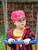 Detské čiapky - Letný detský šilt pirát na červenej - 15706708_