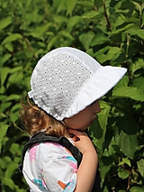 Detské čiapky - Letný detský čepček Nela biely s riaseným šiltom - 15708790_