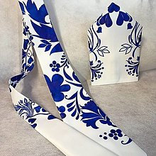 Pánske doplnky - FLORAL FOLK - kravata " Slovenská ornamentika" (Kravata a vreckovka do saka biely podklad modrý vzor) - 15706963_