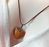 náhrdelník dúhové škoricové srdce na koži