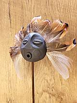 Sochy - Mask #M02 | Maska s pierkami, etno dekorácia, drevený stojan - 15708345_