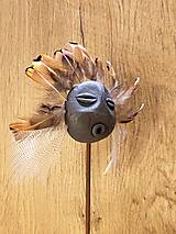 Sochy - Mask #M02 | Maska s pierkami, etno dekorácia, drevený stojan - 15708346_