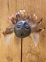 Sochy - Mask #M02 | Maska s pierkami, etno dekorácia, drevený stojan - 15708347_