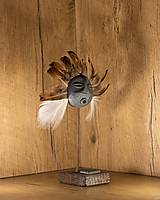 Sochy - Mask #M02 | Maska s pierkami, etno dekorácia, drevený stojan - 15708371_