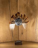 Sochy - Mask #M02 | Maska s pierkami, etno dekorácia, drevený stojan - 15708374_