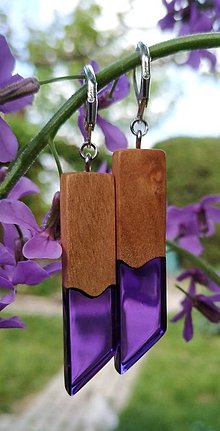 Náušnice - Drevené náušnice so živicou   Ručná práca velmi ľahké vyrobené z dreva a háčiky sú strieborné. Rôzne farebné prevedenia - 15709689_