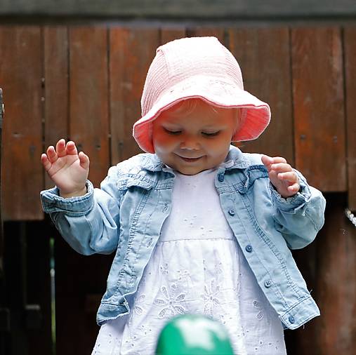 Letný detský mušelínový čepček Tamara s riaseným šiltom