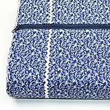 Úžitkový textil - Biele ornamenty na modrej - obliečka na anatomický vankúš - 15711661_
