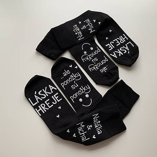 Maľované ponožky s nápisom “LÁSKA HREJE, ale ponožky sú ponožky :) (sada 2 párov (čiernych) s menami manželov)