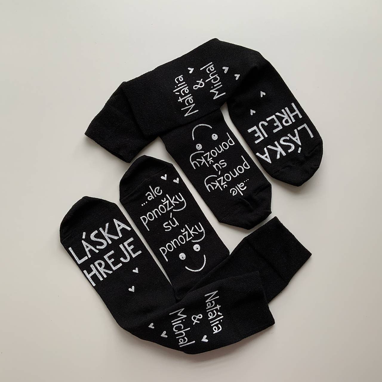 Maľované ponožky s nápisom “LÁSKA HREJE, ale ponožky sú ponožky :) (sada 2 párov (čiernych) s menami manželov)