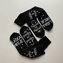 Ponožky, pančuchy, obuv - Maľované ponožky s nápisom “LÁSKA HREJE, ale ponožky sú ponožky :) (sada 2 párov (čiernych) s menami manželov) - 15712735_