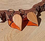 Náušnice - Drevené náušnice so živicou   Ručná práca velmi ľahké vyrobené z dreva a háčiky sú strieborné. Rôzne farebné prevedenia - 15713387_