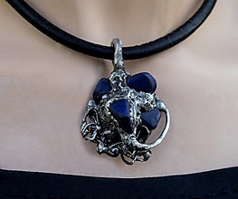 Náhrdelníky - Cínovaný lapis lazuli na koženom náhrdelníku - 15712892_