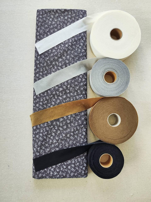 Textil - VLNIENKA DEKA a PRIKRÝVKA 100 % merino top super Kvietky drobné tmavo šedá   - 15714758_