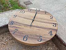 Hodiny - Orechové nástenné hodiny s číslami - 15714816_