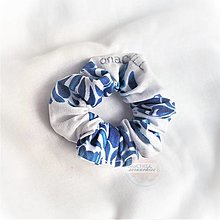 Ozdoby do vlasov - Scrunchie gumičky do vlasov bavlnené veľkosť MINI (Modrý ornament na bielej) - 15715016_