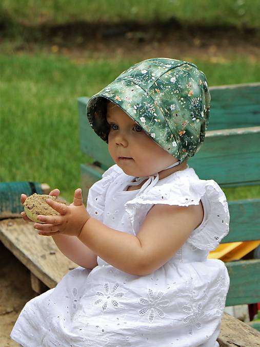 Letný detský čepiec „ na zelenej lúke “ prémiová bavlna