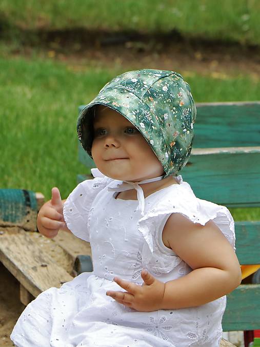 Letný detský čepiec „ na zelenej lúke “ prémiová bavlna