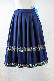 Sukne - Modrá skladaná folklórna sukňa s výšivkou - 15720474_