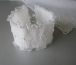 Náramky - Biely svadobný ručne šitý korálkový náramok s priehľadným volánikom pre ženu - 15720898_