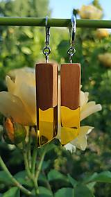 Náušnice - Drevené náušnice so živicou   Ručná práca velmi ľahké vyrobené z dreva a háčiky sú strieborné. Rôzne farebné prevedenia - 15720318_