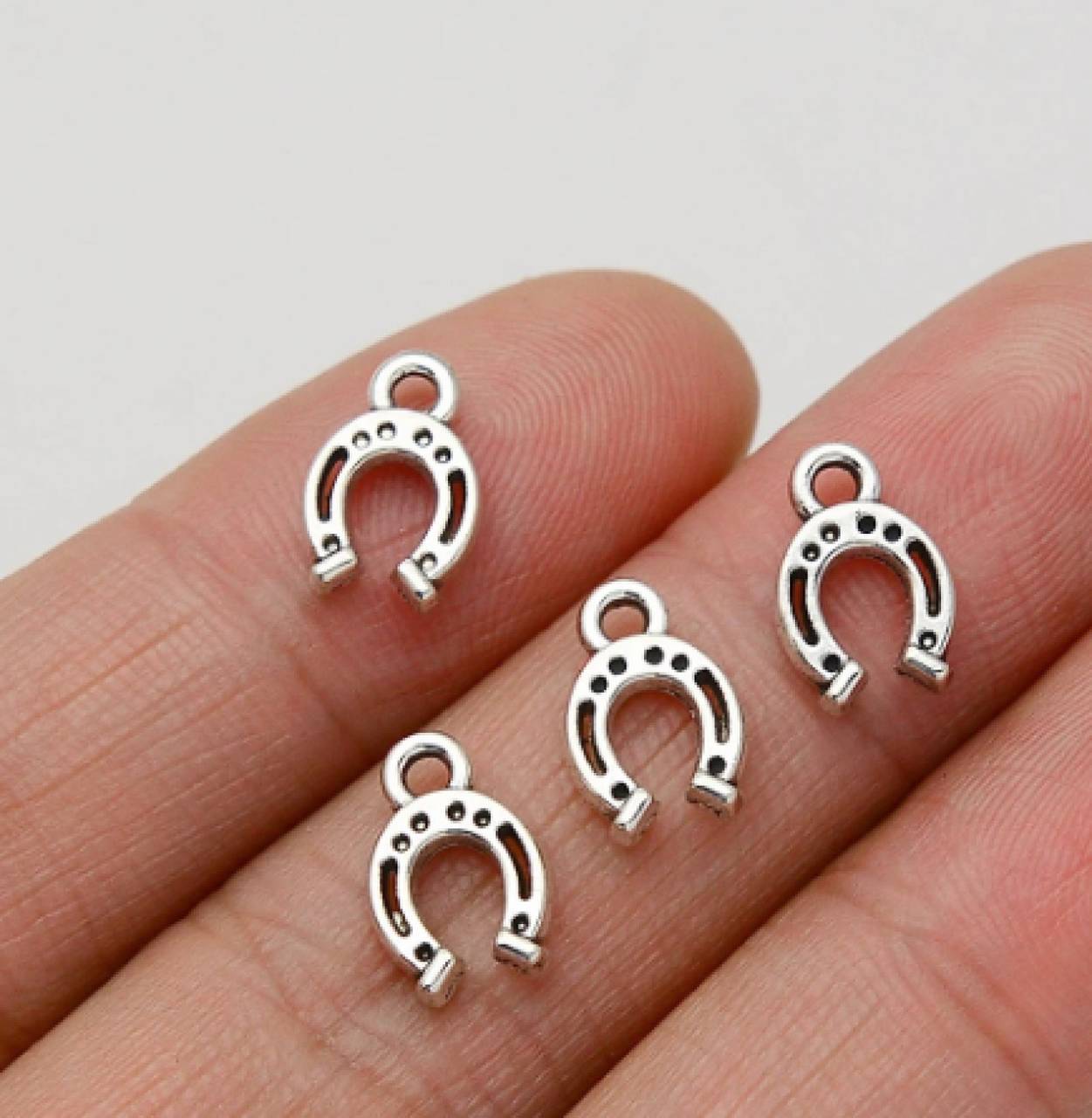 PR102 prívesok podkovička 1,1 x 0,8 cm