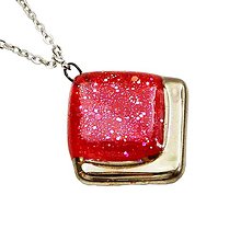Náhrdelníky - Červený náhrdelník, české sklo zdobené platinou a trblietkami, štvorcový tvar - 15723151_