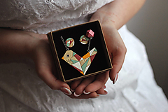 Sady šperkov - Drevený maľovaný prívesok ~ Vtáčik picaso + náušnice v darčekovej krabičke - 15725713_