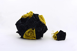 Kytice pre nevestu - Saténová svadobná kytica čierno-zlatá ruže (kytica + pierko) - 15725198_