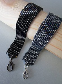 Náramky - Jednoduchý ručne šitý moderný korálkovuý náramok s trojuholníkmi pre ženu - 15725587_