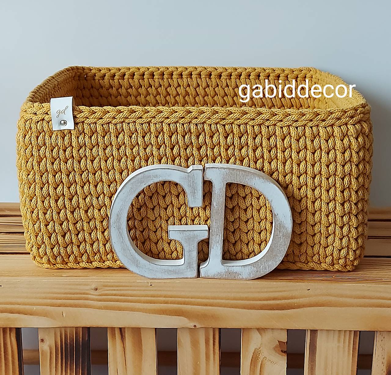 Handmade háčkovaný košík z kvalitných šnúr  (Košík štvorcový, drevené dno (30 x 30) cm, výška cca 15 cm, farba horčicová)