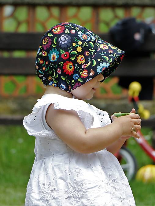Letný detský čepiec folk kvety na čiernej prémiová bavlna
