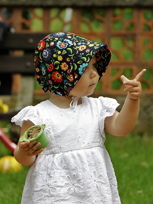 Letný detský čepiec folk kvety na čiernej prémiová bavlna