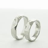 Prstene - Ručne kovaný snubný prsteň z nerezavejúcej ocele - Natura - 15729636_