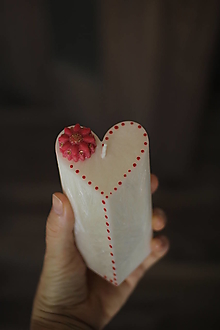 Svietidlá a sviečky - Sviečka ♥SRDCE♥ 1/2 (biele srdce s červenou) - 15729550_