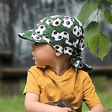 Detské čiapky - Letný detský šilt futbalové lopty na zelenej - 15732485_