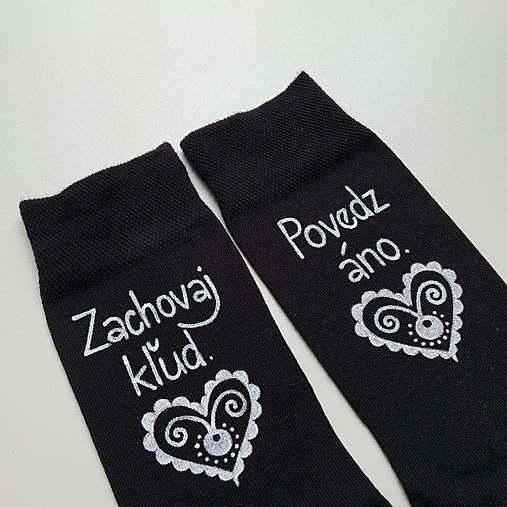 Maľované ponožky pre ženícha (čierne s nápisom na želanie nad členkom so srdiečkom))