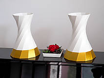 Dekorácie - Jednoduchá točitá svadobná váza v bielo zlatom prevedení s metalickým efektom / Moderná dekorácia na svadobný stôl - 15735318_