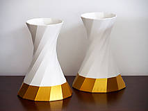 Dekorácie - Jednoduchá točitá svadobná váza v bielo zlatom prevedení s metalickým efektom / Moderná dekorácia na svadobný stôl - 15735331_