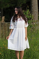 Šaty - Biele vyšívané madeirové šaty V pavúčej sieti - 15735198_