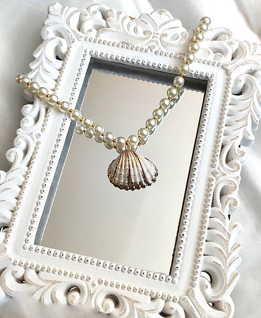 Perlový náhrdelník s mušľou
