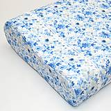 Úžitkový textil - Modré akvarelové kvety na bielej - obliečka na anatomický vankúš - 15736880_