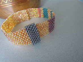 Náramky - Jednoduchý ručne šitý korálkový náramok s farebnými prúžkami pre ženu. (17,5 cm - Šedá) - 15737594_